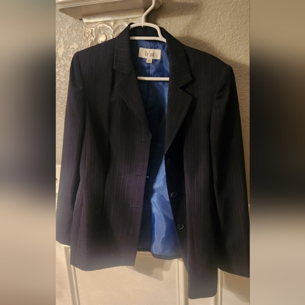 Le Suit Woman's black with blue pen stripe Suit. Size 12